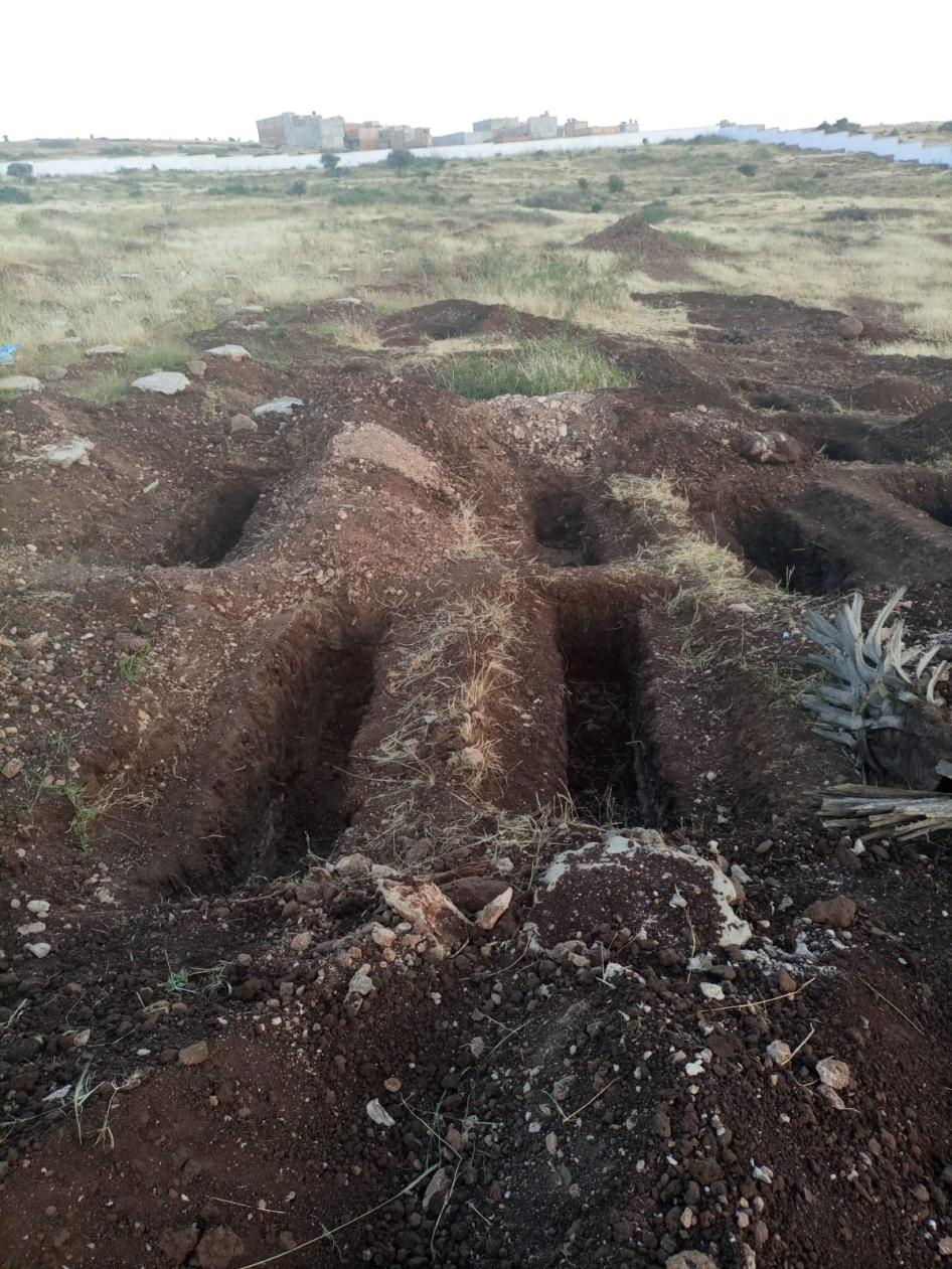Fosas recién cavadas en el cementerio de Sidi Salem, en Nador, Marruecos, donde los activistas locales creen que las autoridades planean enterrar los cuerpos de los migrantes que murieron durante un intento de escalar la valla que separa a España de Marruecos. 26 de junio de 2022.
