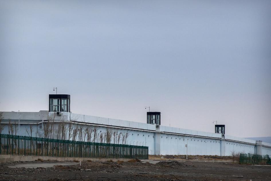 Dinding perimeter Pusat Penahanan No. 3 Urumqi di Dabancheng di wilayah Xinjiang, Tiongkok barat, 23 April 2021.