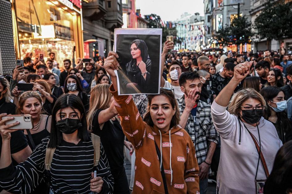 متظاهرة في إسطنبول بتركيا تحمل صورة مهسا (جينا) أميني خلال مظاهرة في 20 سبتمبر/أيلول 2022. وفاة أميني في طهران بإيران بعد أن اعتقلتها "شرطة الآداب خلاق" لارتدائها "حجاب غير لائق" أثارت احتجاجات في إيران وحول العالم.