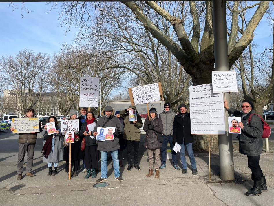 Сторонники таджикистанского активиста Абдуллохи Шамсиддина в Дортмунде, Германия. На плакатах призывы раскрыть местонахождение Шамсиддина, вернуть его в Германию, не допускать депортаций и разрешить эмигрантам оставаться и работать в стране. 