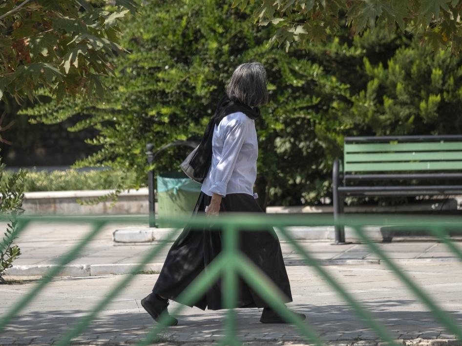 زن مسن ایرانی بدون بر سر داشتن روسری در پیاده‌رویی در تهران قدم می‌زند، ۲ اکتبر ۲۰۲۲  