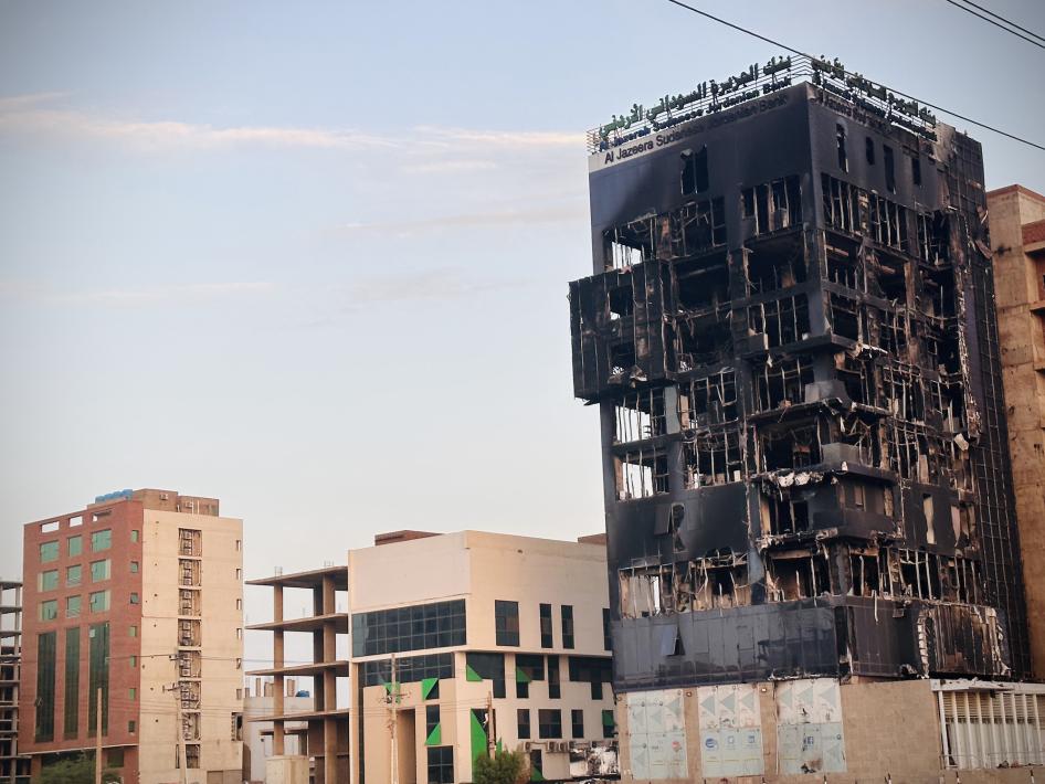 مبنى بنك احترق عقب اشتباكات بين القوات المسلحة السودانية وقوات الدعم السريع رغم وقف إطلاق النار في الخرطوم، السودان في 29 أبريل/نيسان 2023 .