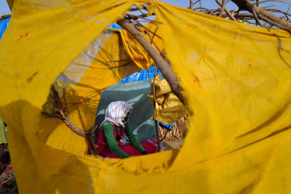 Une réfugiée soudanaise ayant fui les violences dans la région du Darfour au Soudan, photographiée dans un abri de fortune à Koufroun, au Tchad, le 15 mai 2023.