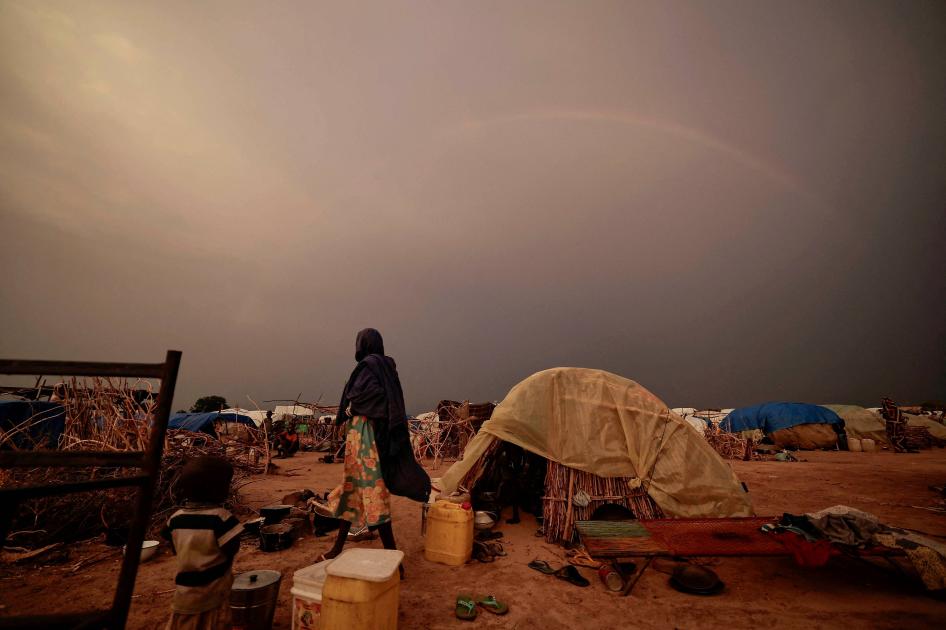 Pelangi terlihat di langit dari tempat penampungan sementara orang-orang yang melarikan diri dari konflik di wilayah Darfur, Sudan, saat matahari terbenam di Adre, Chad, 27 Juli 2023. 