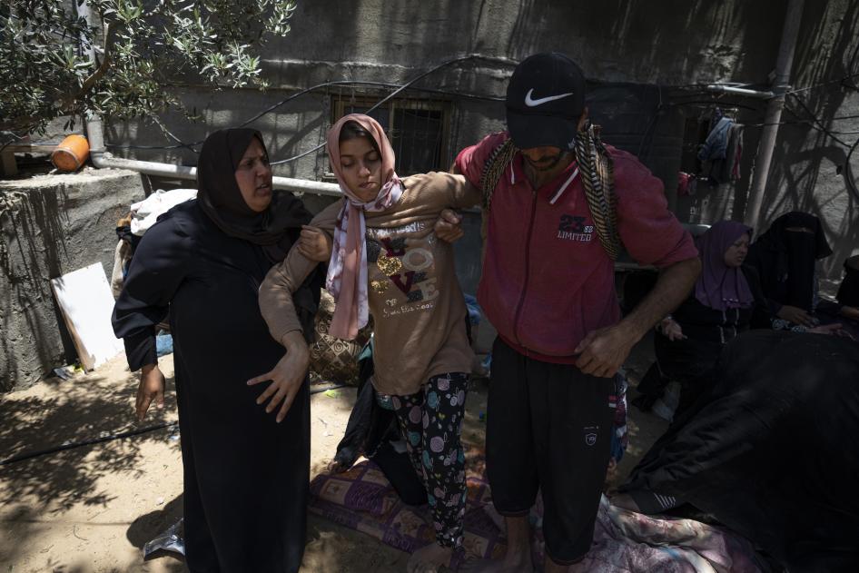 חנין נבהאן, צעירה עם מוגבלות גופנית ושכלית, ליד חורבות בית משפחתה במחנה הפליטים ג'באליא שברצועת עזה, שנהרס בהפצצה ישראלית ב-14 במאי 2023.