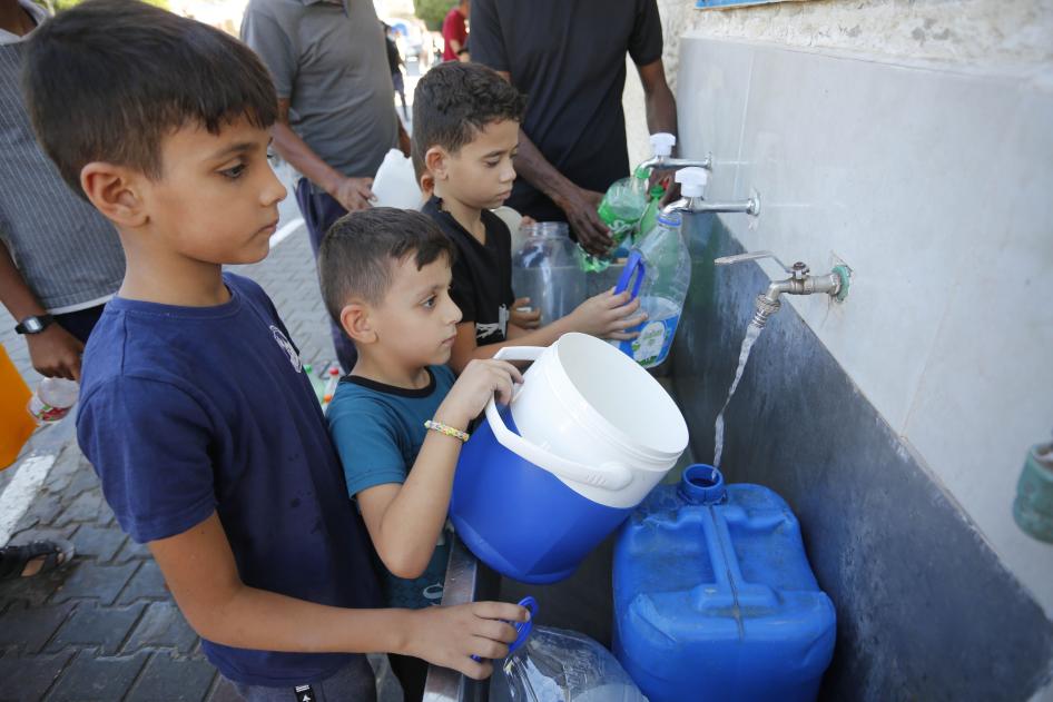 أطفال في دير البلح، غزة، يملؤون غالونات بالمياه النظيفة من سبيل في خضم نقص المياه إثر وقف تدفق المياه من إسرائيل إلى غزة، 15 أكتوبر/تشرين الأول 2023.