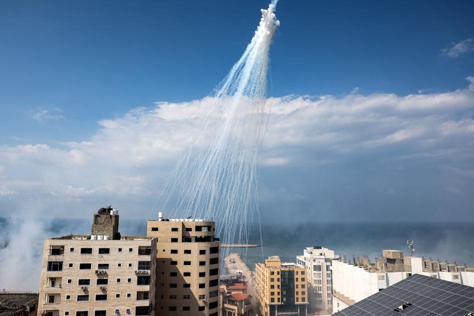 Explosões aéreas de fósforo branco disparado por artilharia caem sobre o porto da cidade de Gaza, em 11 de outubro de 2023.