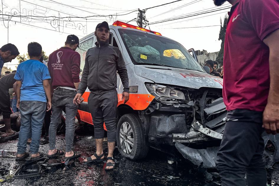 أشخاص يتجمعون حول سيارة إسعاف تعرضت لهجوم أمام مستشفى الشفاء في مدينة غزة في 3 نوفمبر/تشرين الثاني 2023.
