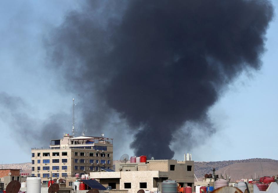 دخان يتصاعد من مدينة قامشلي في منطقة شمال شرق سوريا التي يسيطر عليها الأكراد، 5 أكتوبر/تشرين الأول 2023. 