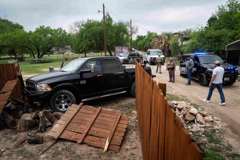 Un camion après avoir percuté une clôture en bois 