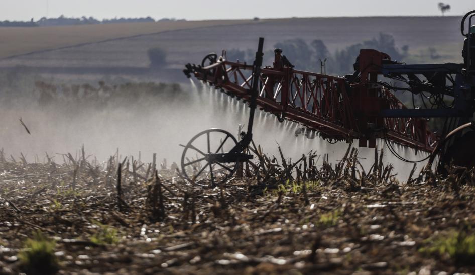 Um trabalhador aplica agrotóxicos após a colheita de uma safra de soja na região Centro-Oeste do Paraná, no Brasil, em 16 de setembro de 2023. 