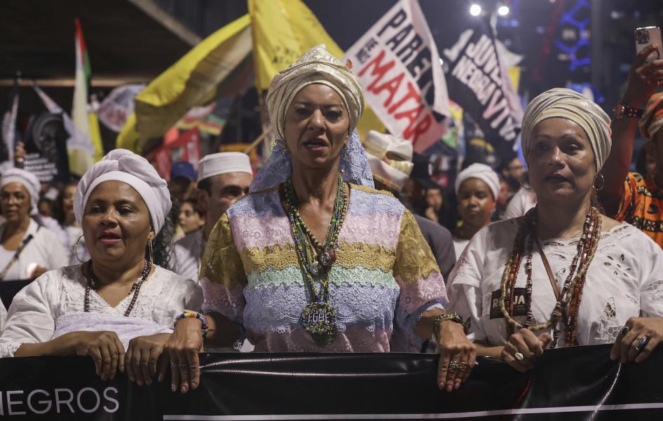 Pessoas participam de manifestação do Movimento Negro contra a violência e operações policiais nas favelas, São Paulo, Brasil