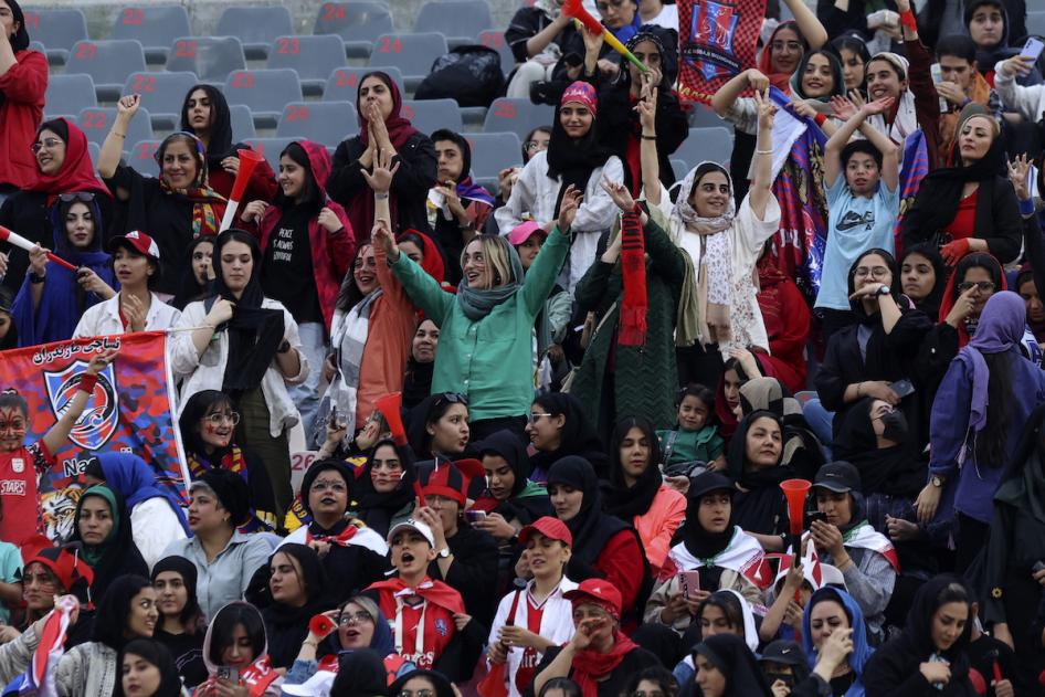 زنان در انتظار تماشای یک بازی فوتبال لیگ قهرمانان آسیا در ورزشگاه آزادی در تهران، ایران، ۳ اکتبر ۲۰۲۳. 