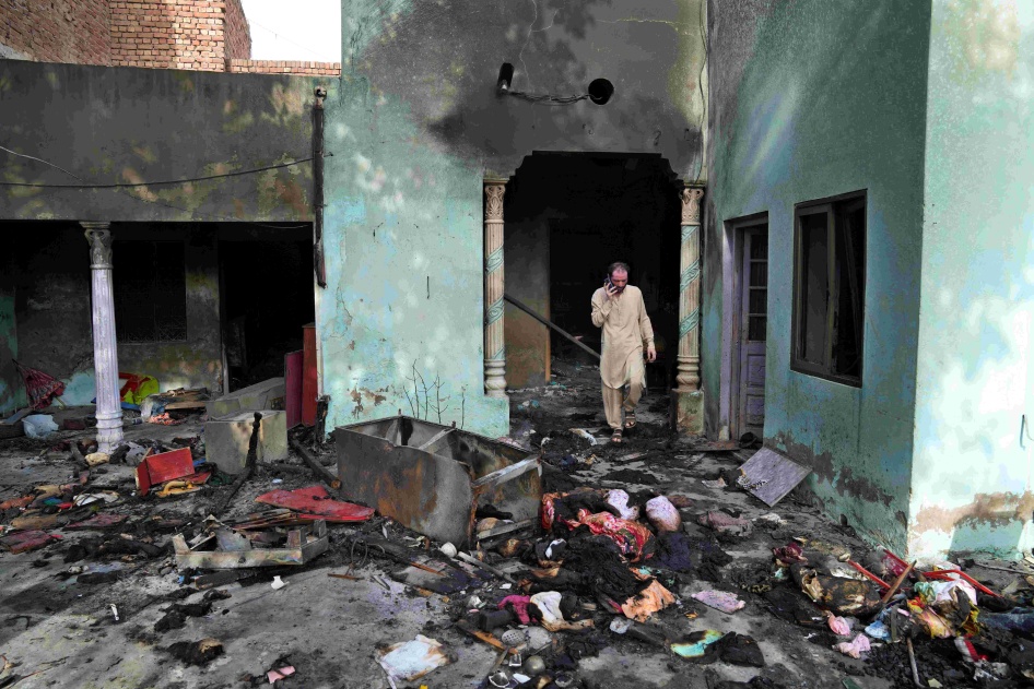 ایک شخص جڑانوالہ، پاکستان میں مسلمان ہجوم کے ہاتھوں تباہ ہونے والا گھر دیکھ رہا ہے۔ 17 اگست  2023 