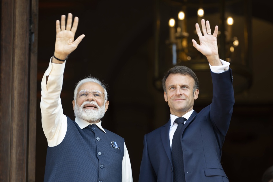 Le Premier ministre indien Narendra Modi (G) et le président français Emmanuel Macron assistent à une réunion au ministère des Affaires étrangères à Paris, le 14 juillet 2023.