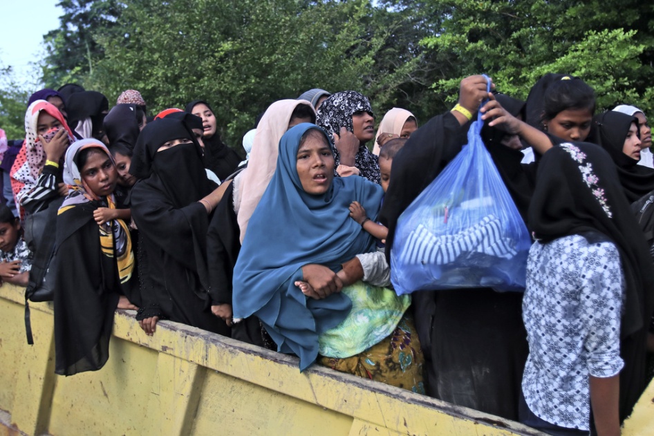 Frauen und Kinder der ethnischen Rohingya besteigen einen Lastwagen, als sie nach einer Protestaktion gegen die Aufnahme von Rohingya-Geflüchteten in Banda Aceh, Indonesien, am 27. Dezember 2023, aus ihrer provisorischen Unterkunft im Keller eines Gemeindehauses umgesiedelt werden.