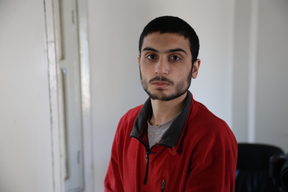 شاب أفيد أنه محتجز في شمال شرق سوريا عرف عن نفسه في 25 فبراير/شباط 2024 على أنه الأسترالي المفقود يوسف ذهب. 
