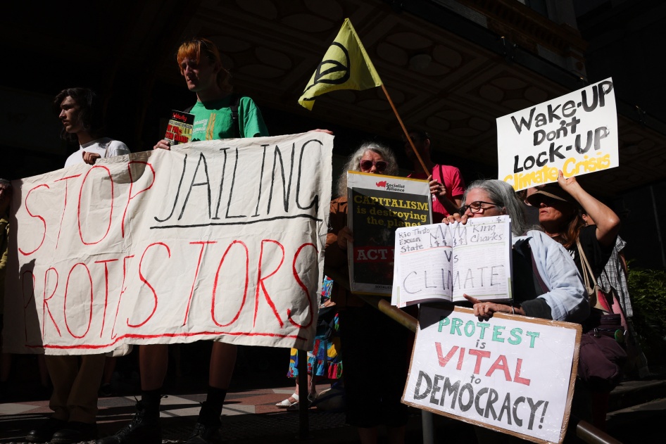 Des manifestants se rassemblent pour soutenir l'activiste climatique Deanna « Violet » Coco, qui a été condamnée à une peine de prison pour avoir aidé à bloquer le pont du port de Sydney, devant le bâtiment du tribunal Downing Centre à Sydney, en Australie, le 13 décembre 2022. 