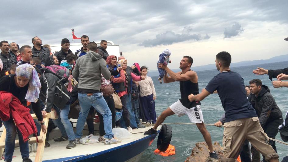 Solicitantes de asilo e migrantes descem de um bote de pesca utilizado para transportá-los da Turquia para a ilha grega de Lesbos. 11 de outubro de 2015.