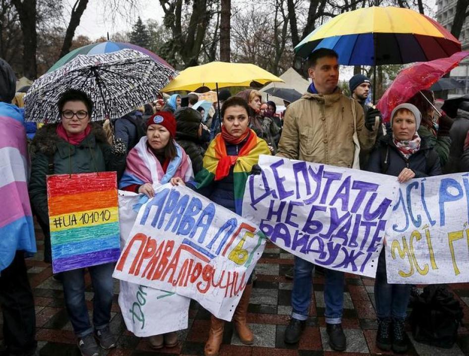 ЛҐБТ-активісти під час мітинґу перед будівлею парламенту. Київ, Україна, 10 листопада 2015 року.