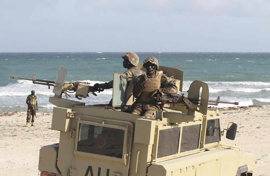 Des soldats ougandais des Forces de l'Union africaine en Somalie (AMISOM) au cours d'une opération dans le port maritime d'El Maan, près de Mogadiscio, en Somalie, le 4 septembre 2012. 