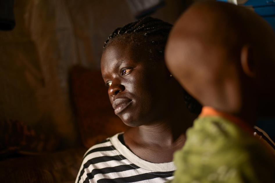 Fatma W., une jeune femme kenyane  avec son fils de 7 ans, né d'un viol. Fatma avait 17 ans quand elle a subi dans son domicile à Nairobi un viol collectif commis par trois hommes qui accusaient sa famille d’héberger des hommes appartenant à une tribu « e