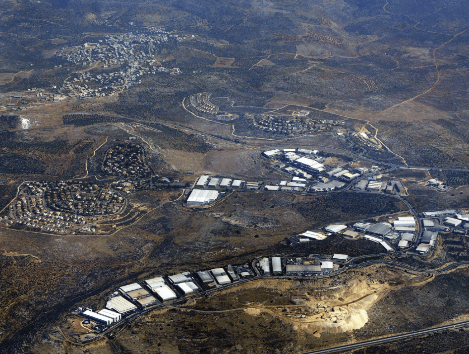 Barkan, na Cisjordânia ocupada, é um assentamento israelense residencial e uma zona industrial que abriga cerca de 120 fábricas que exportam quase 80 por cento de seus produtos. Ao fundo está o vilarejo palestino de Bani Hassan Qarawat .