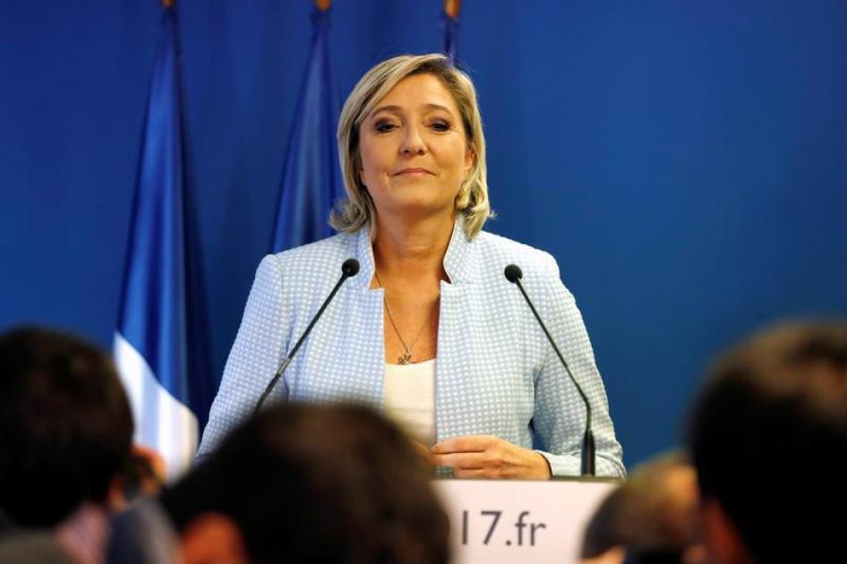 Marine Le Pen, présidente du parti politique francais Front National (FN), faisant une déclaration sur les résultats des élections américaines au siège du parti à Nanterre, France, le 9 novembre 2016.