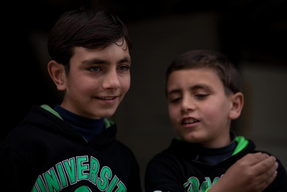 Os filhos de Kawthar, Wa'el de 13 anos, e Fouad, de 7 anos, também enfrentaram dificuldades para se matricularem na escola no Líbano. 