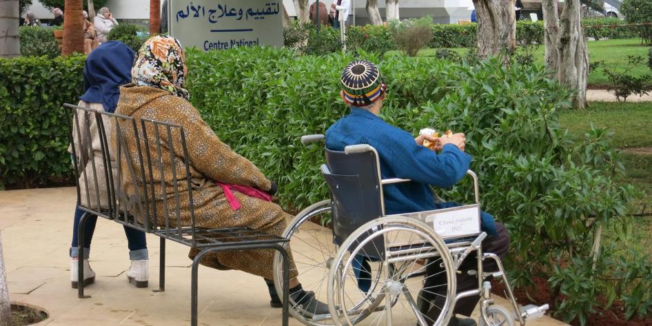Des patients du Centre Hospitalier Ibn Sina, à Rabat (Maroc), où est situé l'Institut national d'oncologie, assis dans un jardin jouxtant ce centre.