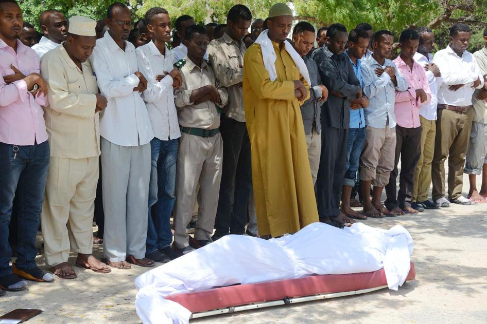 Parenti e colleghi pregano sui resti del giornalista somalo Yusuf Keynan, il 21 giugno 2014, durante il suo funerale. Keynan è morto a Mogadiscio dopo che una bomba, che si ritiene fosse stata attaccata alla sua auto, è stata fatta esplodere da remoto.