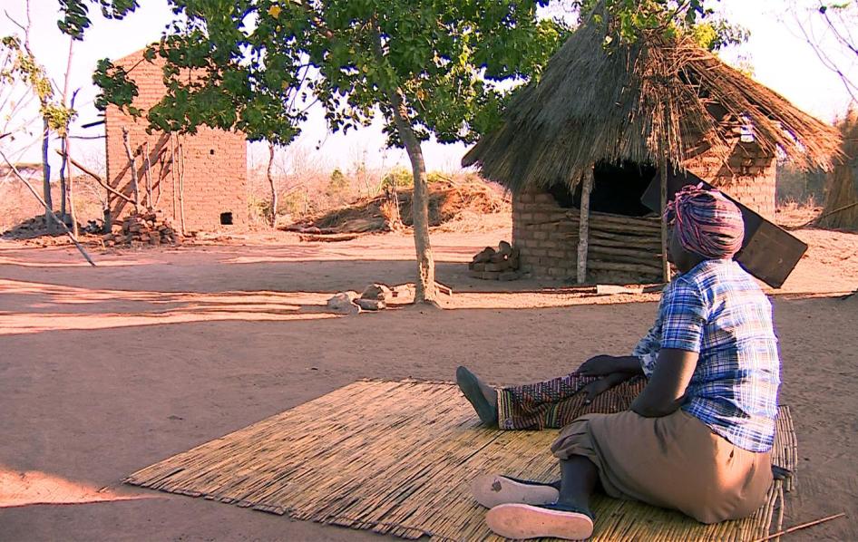 Deux veuves photographiées en octobre 2016 dans une région rurale de l'est du Zimbabwe. Elles subissent une forte pression de la part des familles de leurs maris décédés, qui cherchent à les expulser de leurs domiciles er de leur champs.