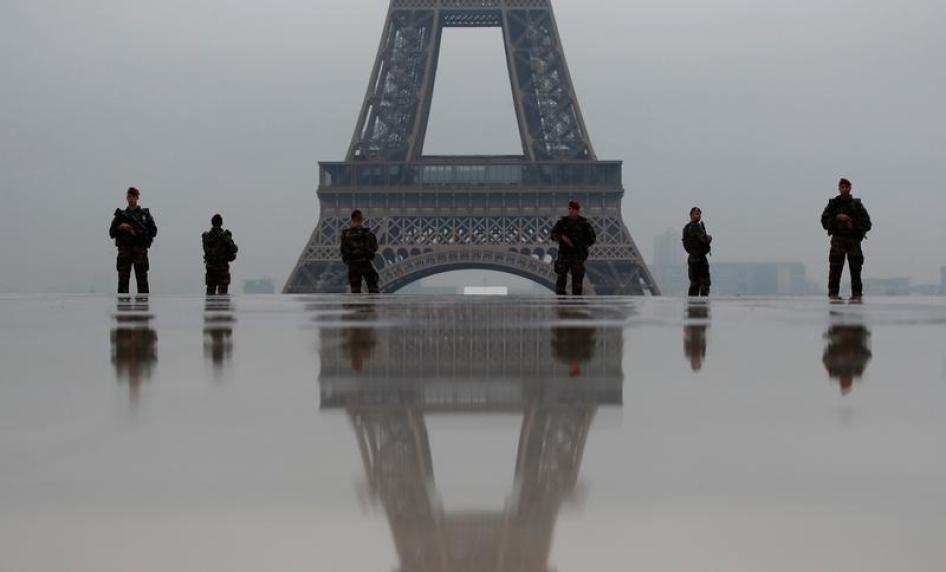 Une patrouille de soldats français de l’opération antiterroriste « Sentinelle » près de la Tour Eiffel à Paris (France), le 3 mai 2017