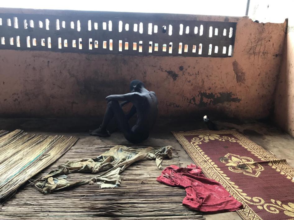 Un homme atteint d’un handicap psychosocial – réel ou perçu comme tel –  enchaîné dans un camp de prière au Ghana, où cette pratique (« shackling ») demeure encore trop courante. 
