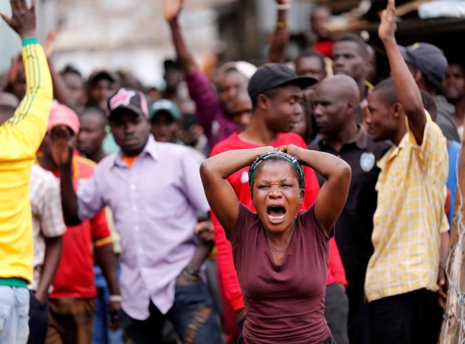 La réaction d’une femme ayant aperçu le corps d’un manifestant tué dans le quartier de Mathare, dans la capitale du Kenya, Nairobi, le 9 août 2017. 