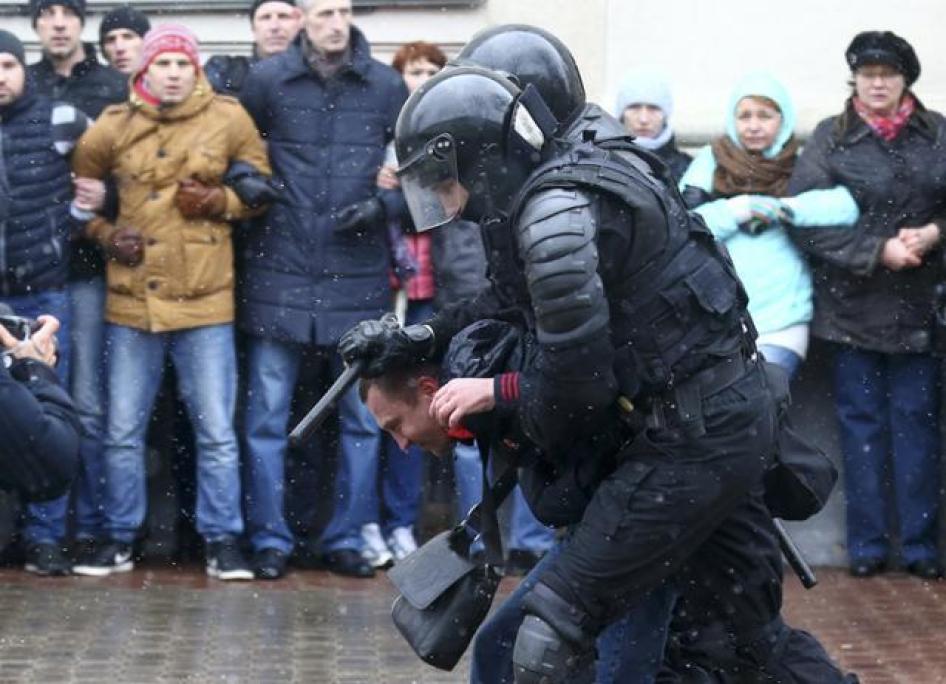 Милиция задерживает мужчину во время демонстрации в Минске 25 марта.
