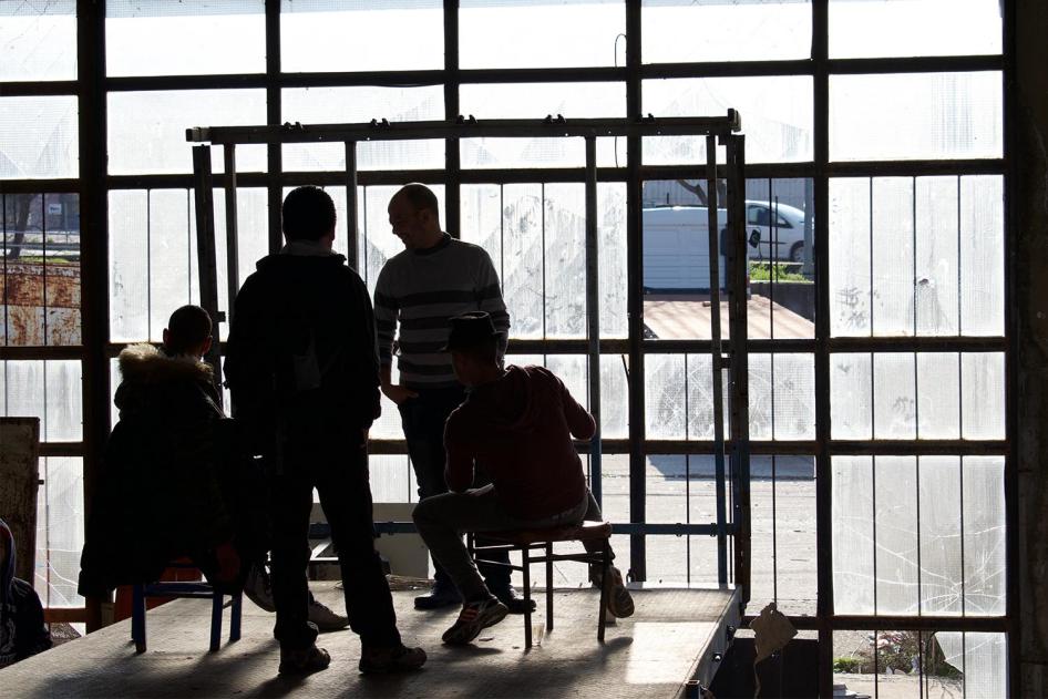 Des demandeurs d’asile algériens dans un squat de réfugiés sur l’île grecque de Lesbos. Les demandes de personnes de certaines nationalités considérées par inférence comme des « migrants économiques », notamment les Algériens, sont souvent traitées comme 
