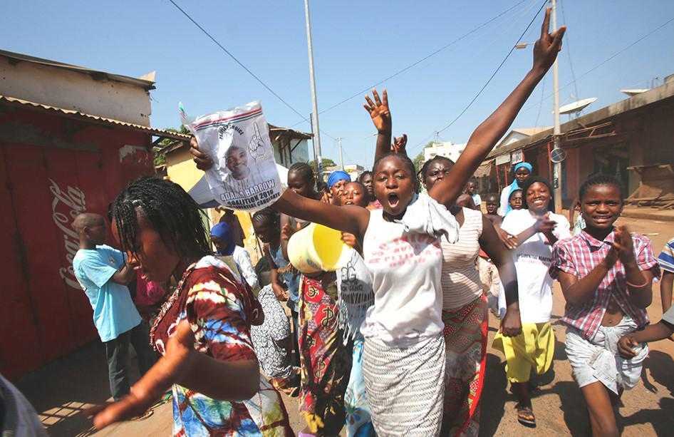 Des partisans du président élu Adama Barrow célèbrent sa victoire électorale à Banjul, en Gambie, le 2 décembre 2016. 