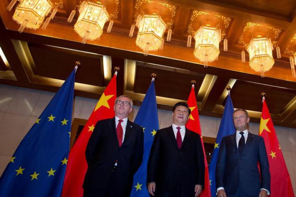 左起，欧盟委员会主席容克，中国国家主席习近平和欧洲理事会主席图斯克在2012年7月12日中国北京钓鱼台国宾馆举行会议前就拍摄照片。