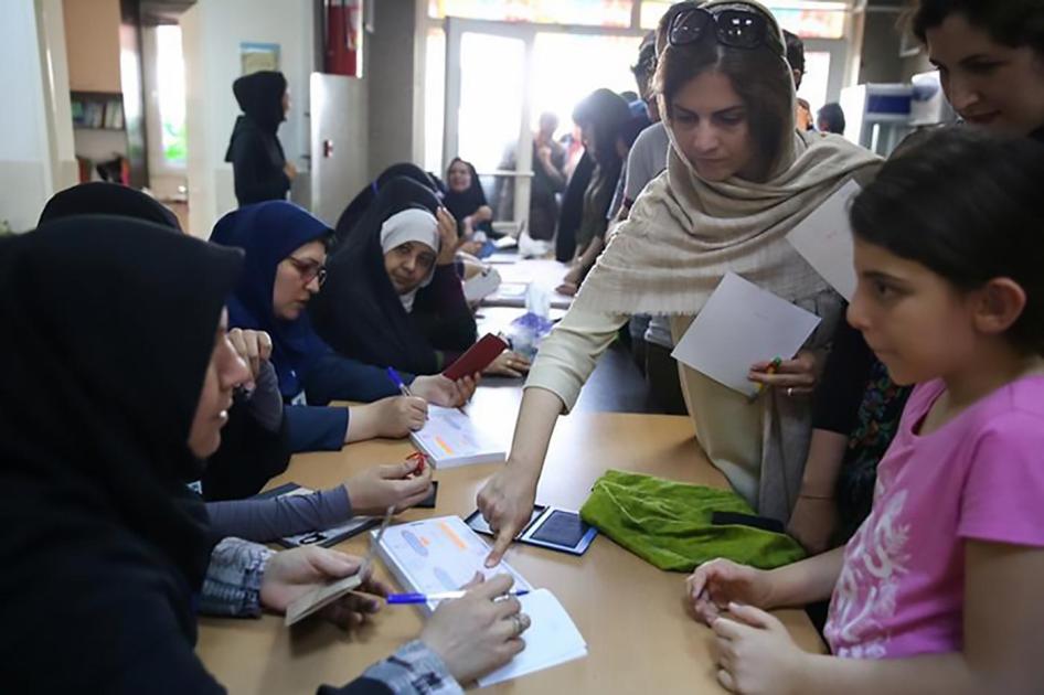 Votantes emiten sus sufragios para las elecciones presidenciales en un distrito judío y cristiano ubicado en el centro de Teherán, Irán, el 19 de mayo de 2017.