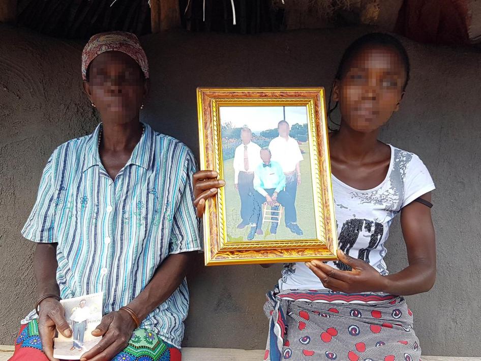 La veuve et la fille de Makotori José Mafussi, un « regulo » (chef traditionnel) de la localité de Muxungue au Monzongue, tiennent des photos de Mafussi, qui a été assassiné dans son domicile le 21 juillet 2016, par des hommes suspectés d'être des combatt