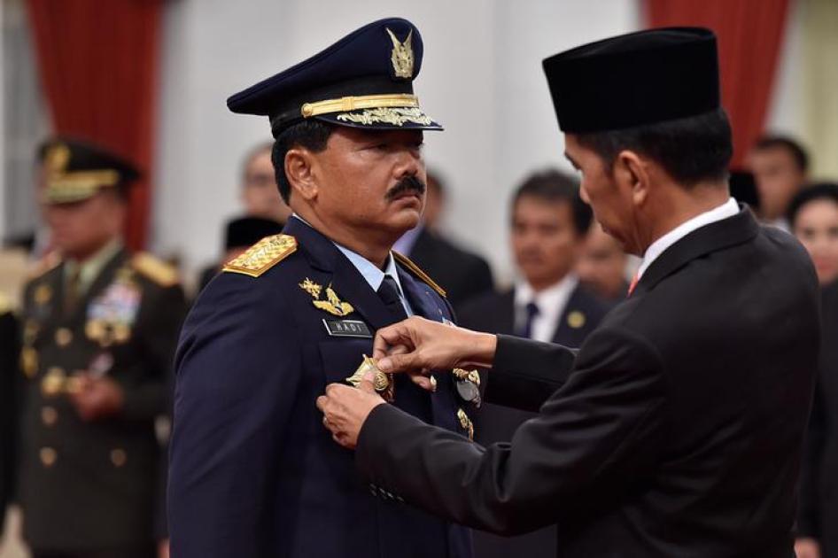 Presiden Indonesia Joko Widodo memasangkan tanda pangkat pada Panglima baru Tentara Nasional Indonesia (TNI) Marsekal Hadi Tjahjanto dalam upacara pelantikan di Istana Kepresidenan, Jakarta, Indonesia, 8 Desember 2017.  