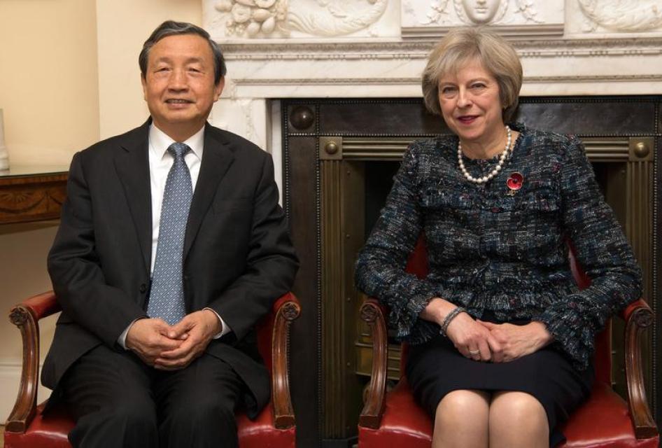 英国首相特雷莎・梅（右）在唐宁街10号官邸迎接中国副总理马凯，伦敦，2016年11月9日。