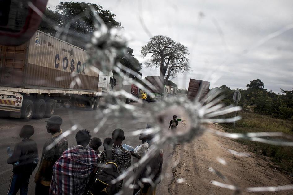 Le pare-brise d'un autobus percé par une balle tirée par des combattants de la Renamo, alors que le véhicule roulait sur la Route N1 dans la région de Gorongosa au Mozambique.