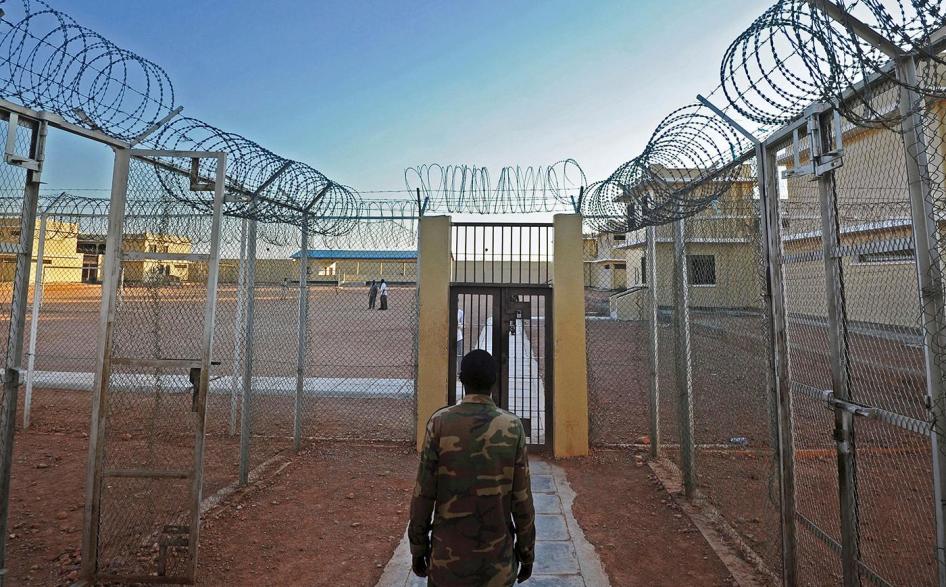آمر سجن في غاروي، ولاية بونتلاند، في شمال شرق الصومال، كانون الأول/ديسمبر 2016. أمضى 44 صبيا، بعضهم يبلغ من العمر 12 عاما، أرسلوا للقتال في بونتلاند من قبل "الشباب"، أشهر في هذا المرفق بعيدا عن منازلهم. حكمت محكمة عسكرية على 28 من أصل 54 صبيا بالسجن لفترا