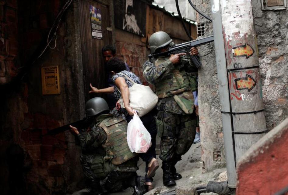 Membros das Forças Armadas posicionados durante uma operação após violentos confrontos entre facções envolvidas no tráfico de drogas na favela da Rocinha no Rio de Janeiro, Brasil, 22 de setembro de 2017. 