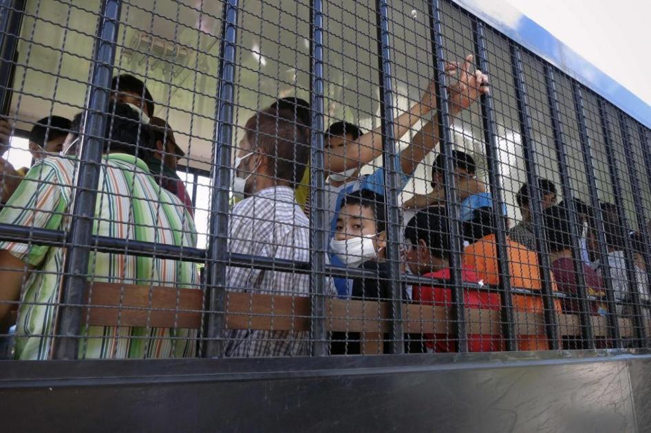 一群突厥人被送回泰国南部宋卡市的拘留所，2014年3月26日。
