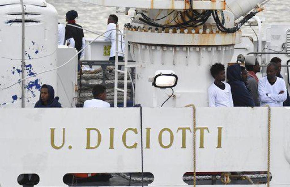 Migranti sul ponte della nave Diciotti della Guardia costiera italiana, ancorata nel porto di Catania, martedì 21 agosto 2018.