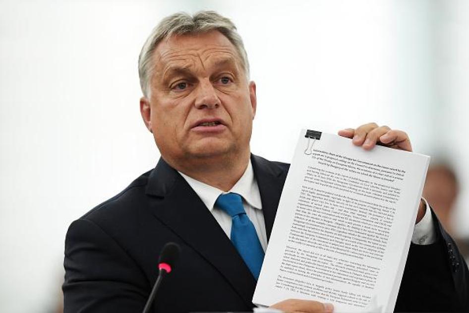 Le Premier ministre hongrois, Viktor Orban, montre un document lors d'un débat sur la situation de la Hongrie au Parlement européen à Strasbourg, le 11 septembre 2018.
