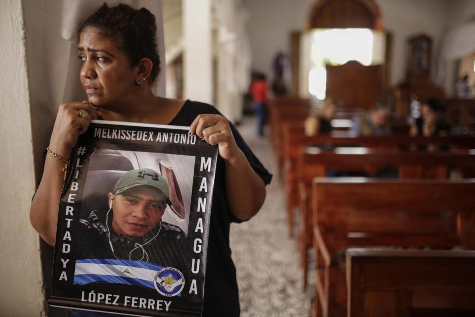 Martha Lorena Alvarado, madre del manifestante opositor encarcelado Melkissedex Antonio Lopez, sostiene una foto de su hijo mientras participa en la huelga de hambre en la Iglesia San Miguel Arcángel en Masaya, Nicaragua, el jueves 14 de noviembre de 2019